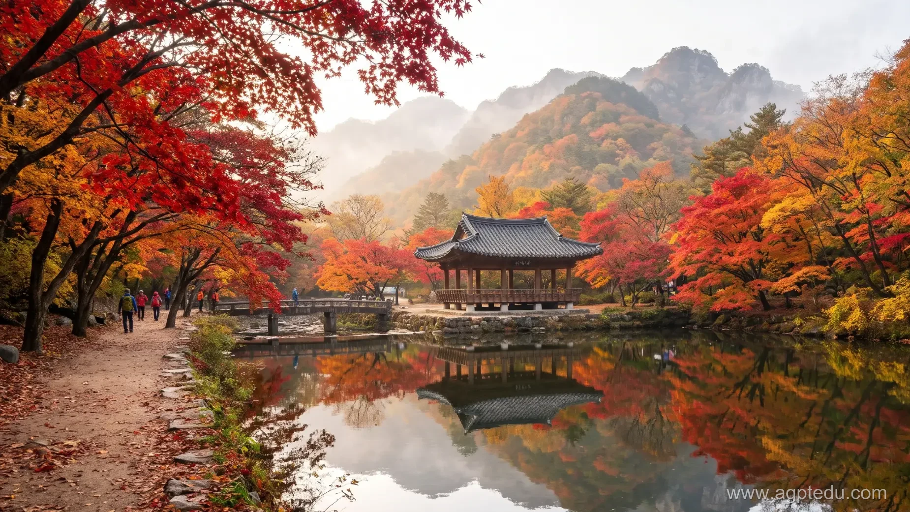 내장산 단풍 절정 풍경, 붉은 단풍나무로 둘러싸인 연못 위 정자와 물에 비친 단풍, 단풍길을 걷는 탐방객을 AI로 표현한 예시 이미지